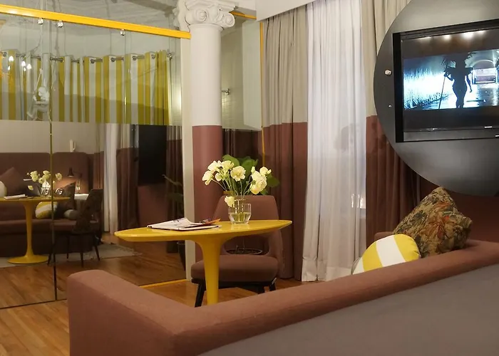 Pug Seal Tennyson Hotel 4*