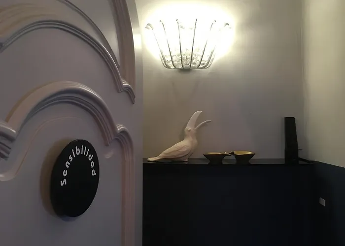 Pug Seal Tennyson Hotel 4*