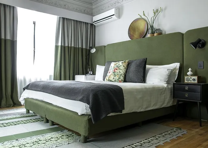 Pug Seal Tennyson Hotel 4*