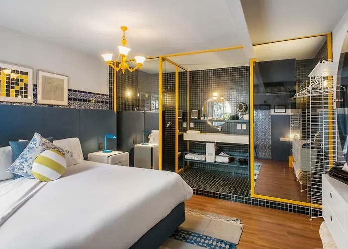 Pug Seal Tennyson Hotel 4*